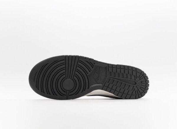 Nike SB Dunk Low “Light Smoke Grey“ - Image 4